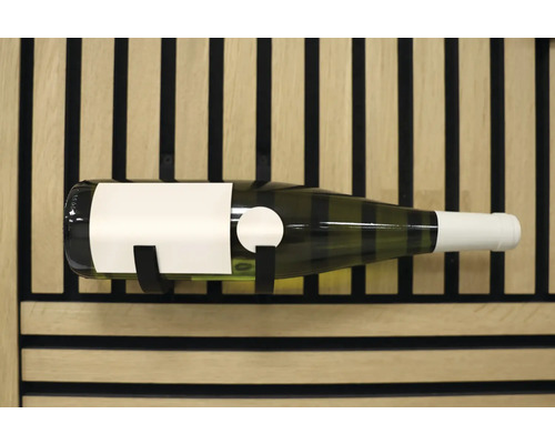 Eine grüne Weinflasche liegt in einem Weinregal.