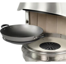 Wokpfanne auf Grilleinheit aus Metall