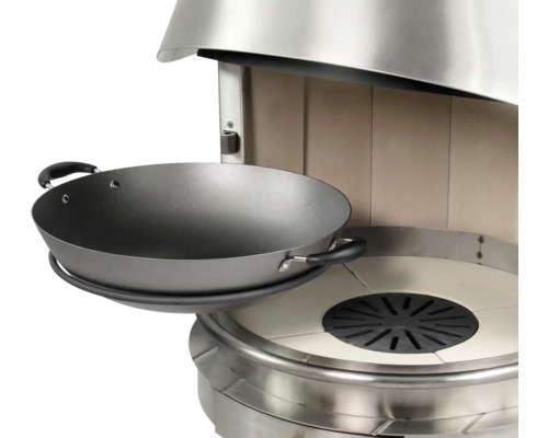 Wokpfanne auf Grilleinheit aus Metall