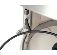 Detailansicht einer Befestigung mit Schraube und Kabel