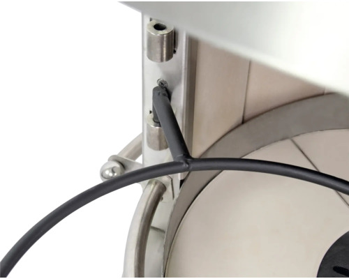 Detailansicht einer Befestigung mit Schraube und Kabel