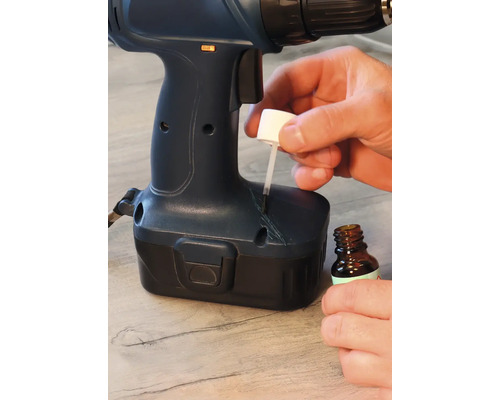 Ein Akkuschrauber wird mit einem Lackstift ausgebessert.