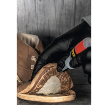Auftragen von Klebstoff auf einen Schuh zur Reparatur der Sohle