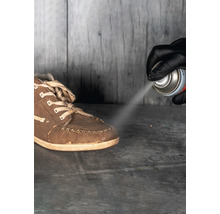 Schuh wird mit Imprägnierspray behandelt