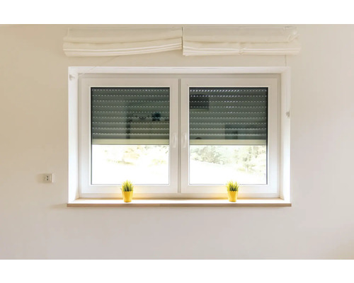 Fenster mit Rollladen und Dekoration