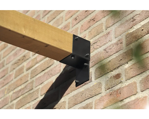 Holzbalken befestigt mit einem schwarzen Halter an einer Ziegelwand