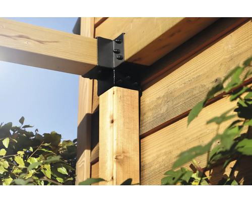 Holzkonstruktion mit schwarzem Eckverbinder und Schrauben