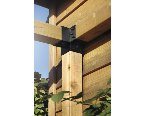 Detailansicht einer Holzkonstruktion mit einem schwarzen Winkelverbinder
