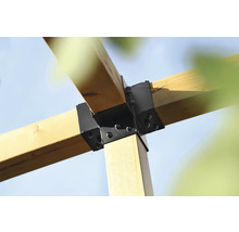 Holzkonstruktion mit schwarzen Winkelverbindern