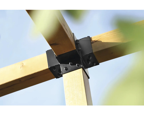 Holzkonstruktion mit schwarzen Winkelverbindern