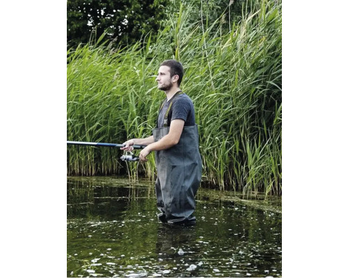 Angler mit Angelrute und Wathose im Wasser