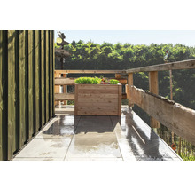 Holzbalkon mit Pflanzkasten und Fliesenboden