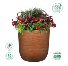 Blumentopf mit Pflanzen, frostsicher und hitzebeständig, hergestellt aus 100 Prozent recyceltem Material