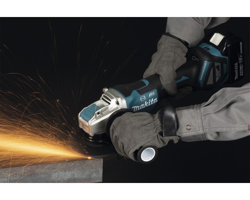 Makita Akku Winkelschleifer im Einsatz mit Funkenflug