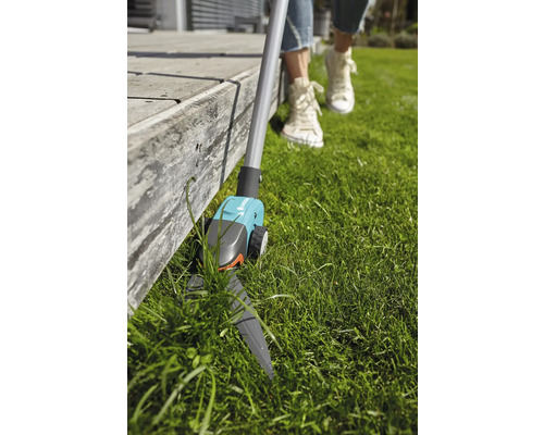 Gardena Akku-Rasenkantenschere im Einsatz auf einer Rasenfläche
