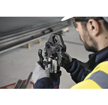 Ein Arbeiter benutzt eine Bosch Presszange.