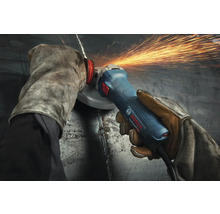 Eine Person schleift mit einer Schleifmaschine und Schutzhandschuhen Metall, wobei Funken entstehen. Bosch Logo.