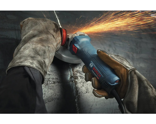 Eine Person schleift mit einer Schleifmaschine und Schutzhandschuhen Metall, wobei Funken entstehen. Bosch Logo.