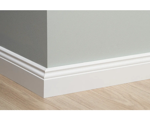 Sockelleiste aus Holz am Eckbereich eines Raumes