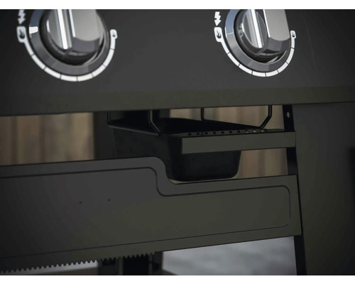 Detailansicht eines Grills mit Drehknöpfen und Auffangschale