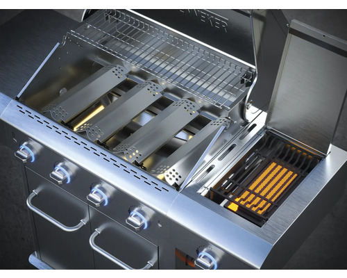 Edelstahl-Gasgrill mit geöffnetem Deckel und Grillrosten