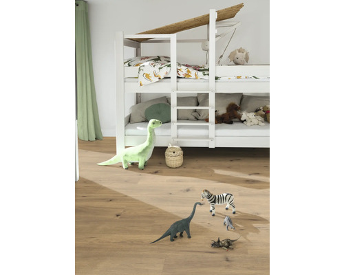 Kinderzimmer mit Etagenbett, Leiter und Spielzeugfiguren auf dem Boden.