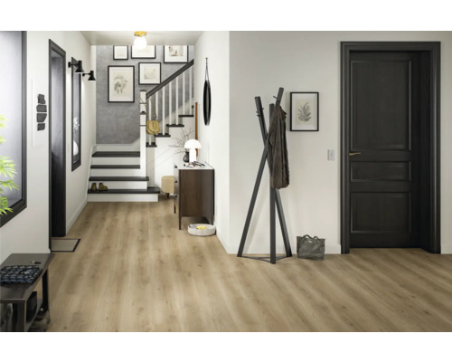 Eingangsbereich mit Treppe, Garderobe und hellem Holzboden