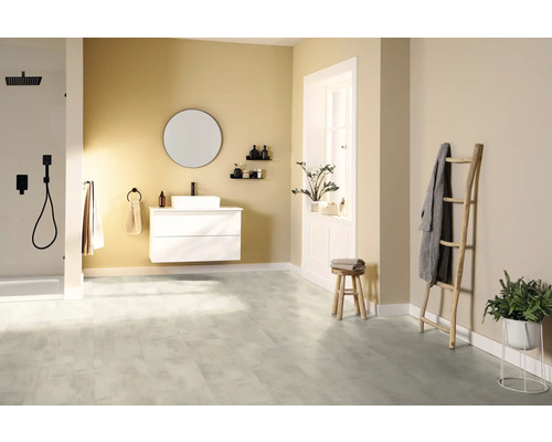 Helles Badezimmer mit Dusche, Waschtisch, Spiegel, Holzleiter und Pflanzendekoration.