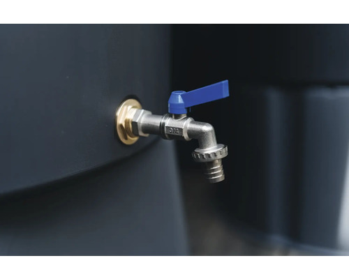 Nahaufnahme eines Wasserhahns an einem Regenfass zur Gartenbewässerung.