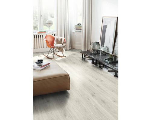 Heller Wohnraum mit Laminatboden, Sessel und Couch