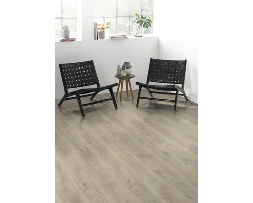 Zwei schwarze Korbsessel und ein Beistelltisch mit Vasen in einem hellen Raum