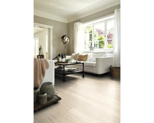 Heller Wohnraum mit Holzboden, Sofa und Fenster