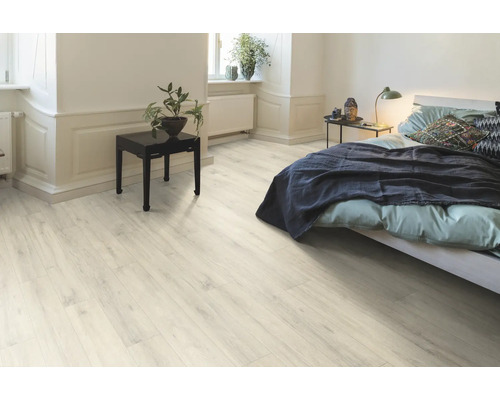 Helles Schlafzimmer mit Laminatboden, Bett und Nachttisch