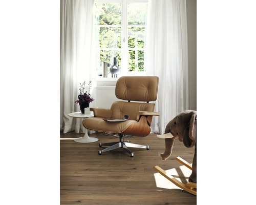 Wohnzimmer mit Sessel, Tisch, Fenster und Dekoration