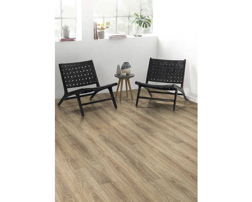 Zwei schwarze Sessel aus Holz und geflochtenem Leder stehen auf einem hellen Holzboden.