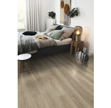 Heller Laminatboden in einem Schlafzimmer mit Bett, Nachttisch und Dekorationen.