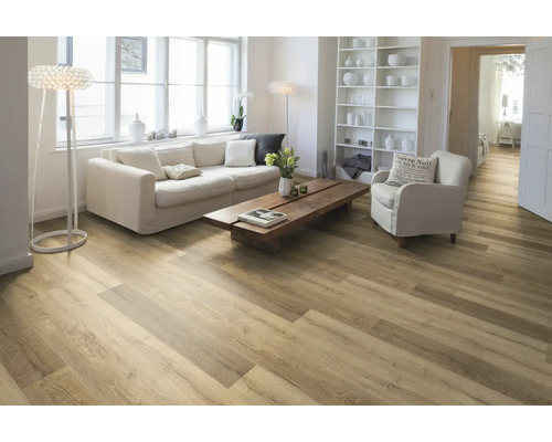 Helles Wohnzimmer mit Sofa, Sessel, Holztisch, Regal und Bodenbelag in Holzoptik.