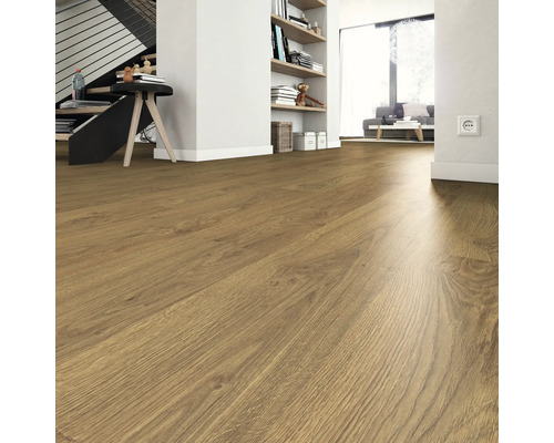 Bodenbelag im Wohnzimmer mit Treppe und Bücherregal