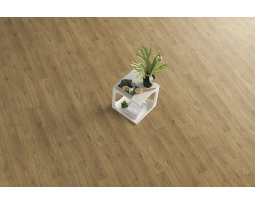 Holzstrukturierter Bodenbelag mit einem Beistelltisch