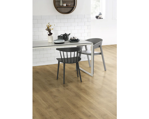 Esstisch mit Geschirr und Stühlen auf Laminatboden