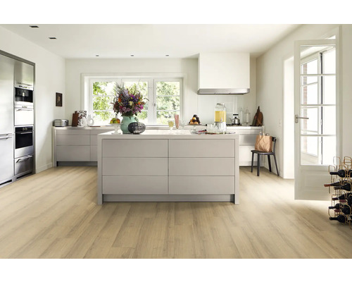 Helle, geräumige Küche mit Kücheninsel, Küchenschränken und Holzboden.