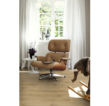 Wohnzimmer mit Laminatboden, Sessel und Fenster