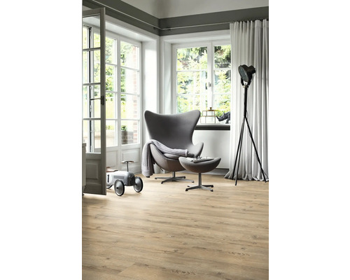 Heller Wohnraum mit Holzboden, Sessel und Tageslicht