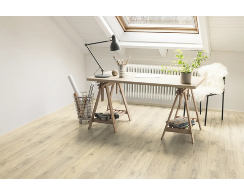 Heller Arbeitsbereich unter einem Dachfenster mit Schreibtisch auf Holzböden