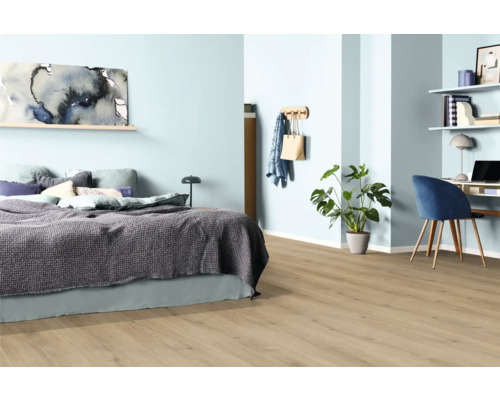 Schlafzimmer mit Bett, Schreibtisch und hellem Holzboden