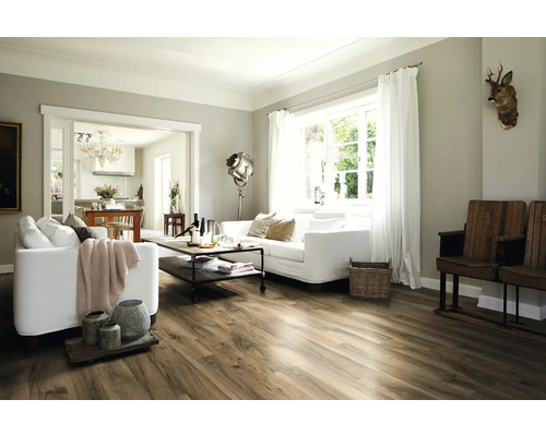 Wohnzimmer mit Holzboden, Sofa und Dekoration