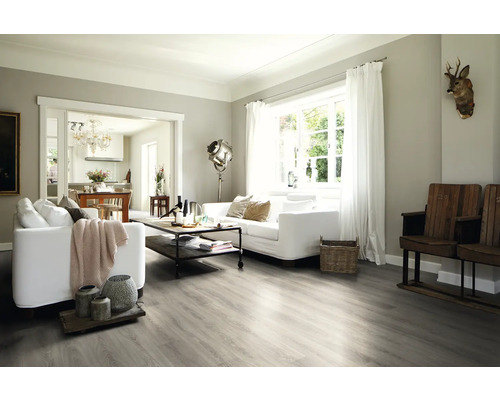 Heller Wohnraum mit Sofa, Tisch und Holzboden