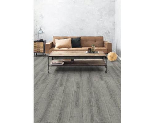 Wohnzimmer mit grauen Holzboden, Sofa und Couchtisch