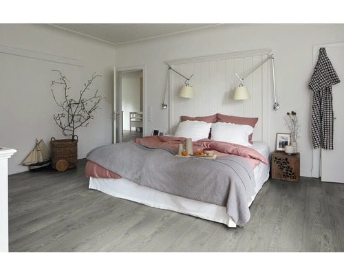 Heller Schlafzimmerraum mit Bett, Nachttisch und Holzfußboden