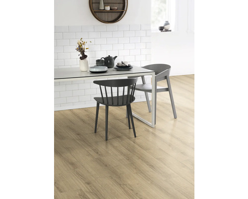 Heller Holzboden in einem Esszimmer mit Tisch und Stühlen